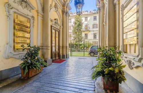 Historic Centre Apartment | GuestHost-Elegant Studio x3- 600m from Porta Nuova