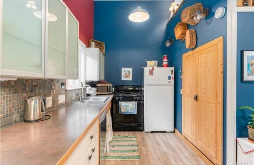 Gatewood Cottage | Guesthouse 1/4mi to Lowman Beach! Outdoor patio and firepit, wood fireplace