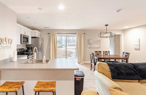 Overland Park Apartment | Guesthouse 3 bedroom suite in Overland Park