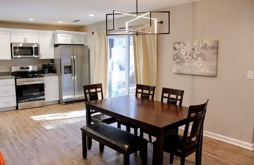 Overland Park Apartment | Guesthouse 3 bedroom suite in Overland Park