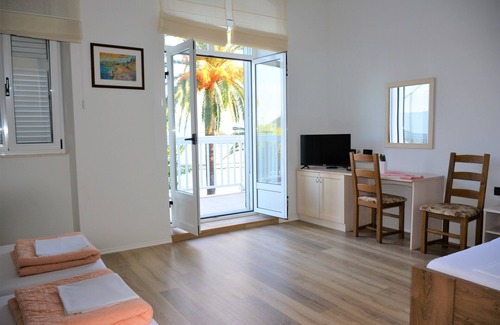 Trpanj House | Guesthouse Aurora -Triple room with Terrace and Sea View