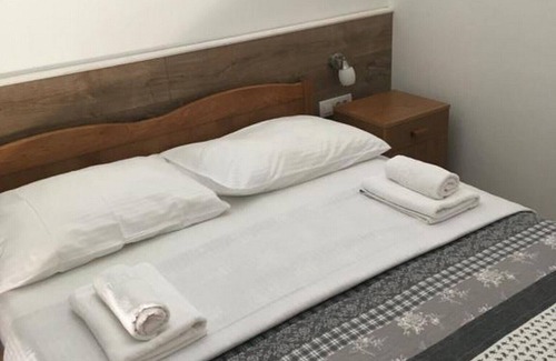 Jezerce House | Guesthouse Family Bosnic - Duplex Family Room with Balcony - Gallery - 1 - 2
