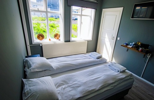 Vestmannaeyjar House | Guesthouse Hóll