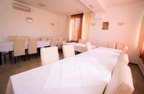Kastel Stafilic Bed & Breakfast | Guesthouse Helena