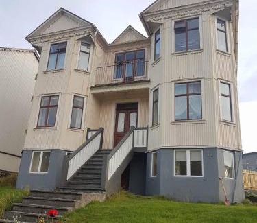 Vestmannaeyjar House | Guesthouse Holl