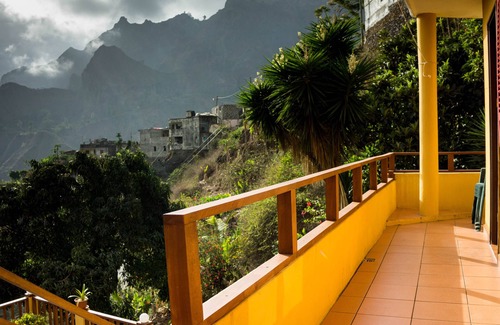 Paul House | Guesthouse in the heart of the tropical valley of Paul. Hikers paradise.