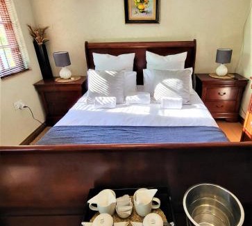 Gaborone House | Guesthouse Private Room with Garden and Pool