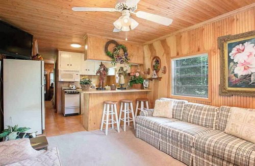 South Baton Rouge Cottage | Guesthouse w Lake Access Private Retreat - Historic Highland Rd Home Sweet Home”