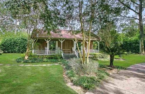 South Baton Rouge Cottage | Guesthouse w Lake Access Private Retreat - Historic Highland Rd Home Sweet Home”