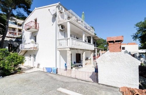 Sobra Apartment | #GUESTHOUSESOBRA Double room close to beach S1