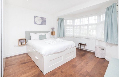 Coombe Hill House | GuestReady - Amazing home with a private garden