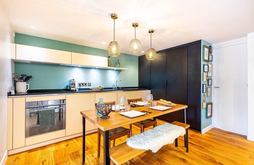 Quartier du Faubourg-Montmartre Apartment | GuestReady - Balcony Apt Stay