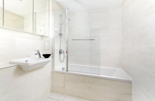 Ravenscourt Park Apartment | GuestReady - Bauhaus Duplex in Shepherd's Bush