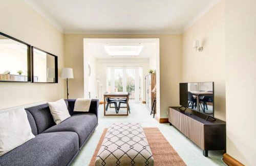 North Greenford Apartment | GuestReady - Big 4BR by Horsenden Hill Park