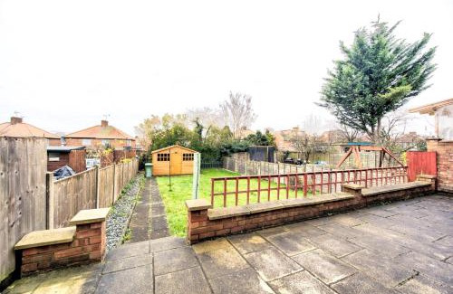 North Greenford Apartment | GuestReady - Big 4BR by Horsenden Hill Park