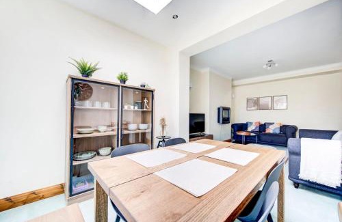 North Greenford Apartment | GuestReady - Big 4BR by Horsenden Hill Park