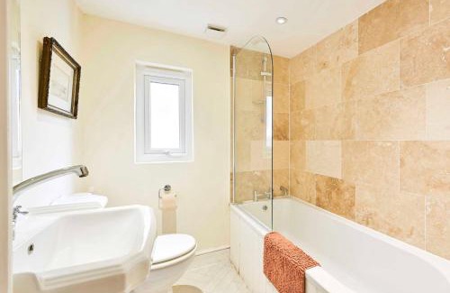 Hammersmith Apartment | GuestReady - Charming family retreat in London