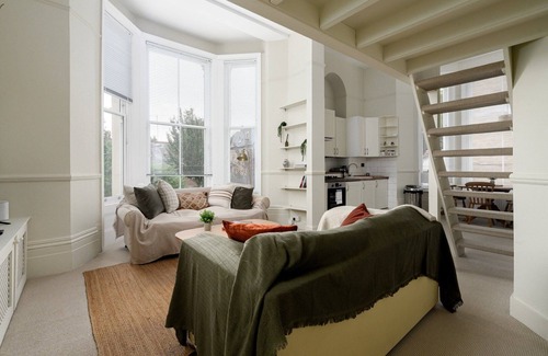 Chiswick Riverside Apartment | GuestReady - Charming Loft Apartment in Chiswick