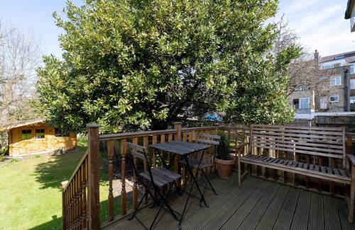 Golders Green Apartment | GuestReady - Charming studio with a private garden