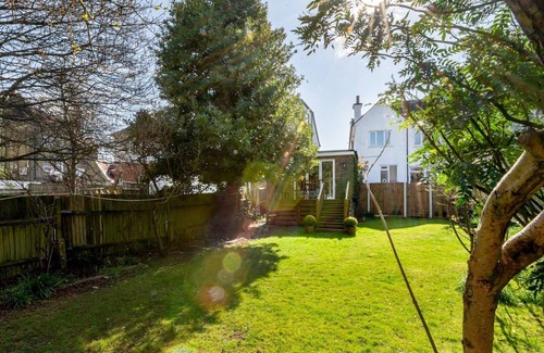 Golders Green Apartment | GuestReady - Charming studio with a private garden