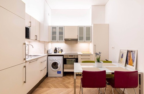 Vivienne Apartment | GuestReady - Chic and central near attractions