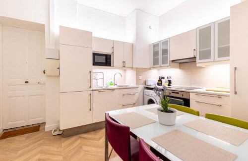 Vivienne Apartment | GuestReady - Chic and central near attractions