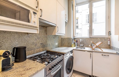 Quartier de la Porte-Saint-Denis Apartment | GuestReady - Chic Apt near Galeries Lafayette
