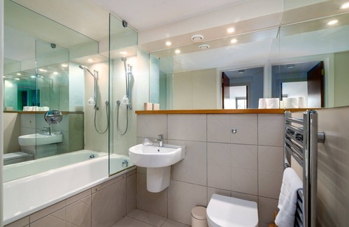 Tower Hamlets Apartment | GuestReady - Cityscape Delight with Canal View