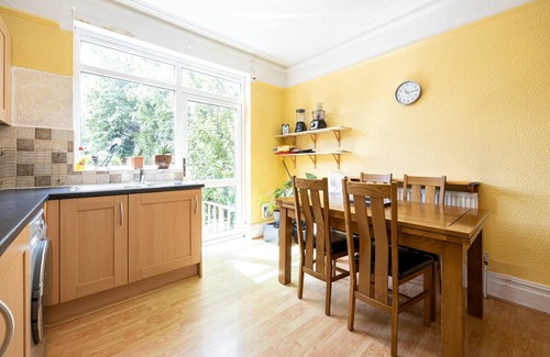 Trafford Apartment | GuestReady - Enchanting life in Gorse Hill