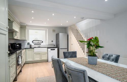 Parsons Green and Walham House | GuestReady - Family Home with Garden for 6