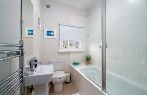 Parsons Green and Walham House | GuestReady - Family Home with Garden for 6