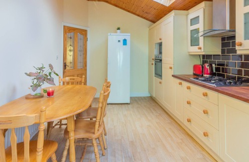 Santry House | GuestReady - Large Home with Private Driveway