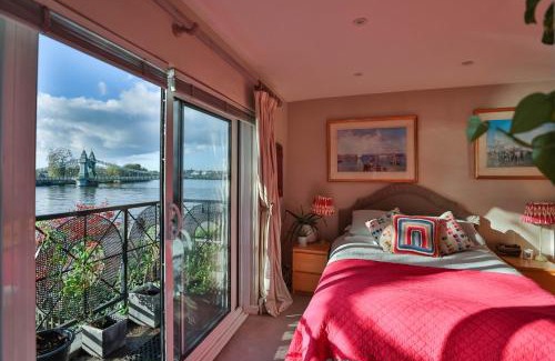 Hammersmith Apartment | GuestReady - Leafy Terrace Retreat by the River