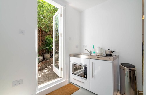 Sands End Apartment | GuestReady - Micro Garden flat in Fulham