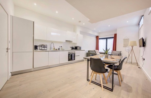 Riverside Apartment | GuestReady - Modern Luxury near Tower Bridge
