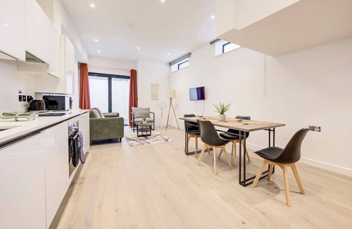 Riverside Apartment | GuestReady - Modern Luxury near Tower Bridge