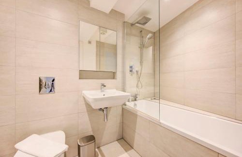 Riverside Apartment | GuestReady - Modern Luxury near Tower Bridge