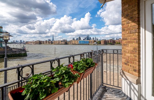 Rotherhithe Apartment | GuestReady - Print Galore with River Thames View