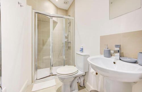 Hammersmith Apartment | GuestReady - Sleek Serenity in Hammersmith
