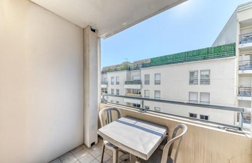 Yves Farge - Le Fleuve Apartment | GuestReady - Sleek & Sunny Comfort near the Tram
