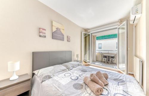 Yves Farge - Le Fleuve Apartment | GuestReady - Sleek & Sunny Comfort near the Tram