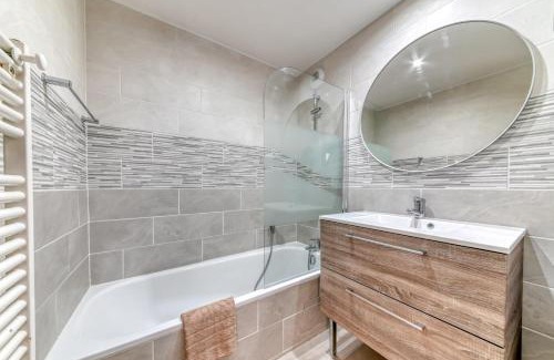 Yves Farge - Le Fleuve Apartment | GuestReady - Sleek & Sunny Comfort near the Tram