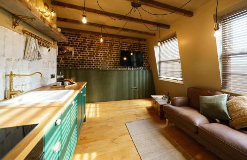 Riverside Apartment | GuestReady - Tanner Apartments