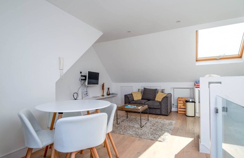 West Kensington Apartment | GuestReady - Top Floor West Kensington Home