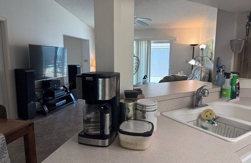 Bee Ridge Villa | Guestsuite and bathroom in villa with pool