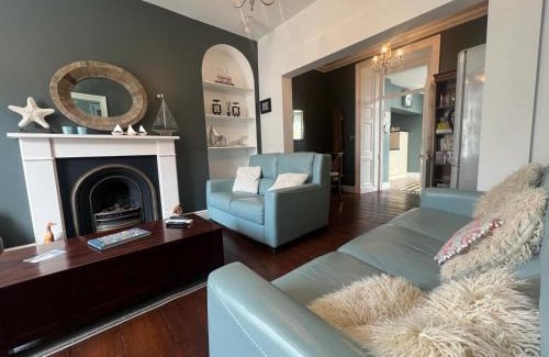 New Quay House | Guild Hall, sleeps 8 with parking in New Quay