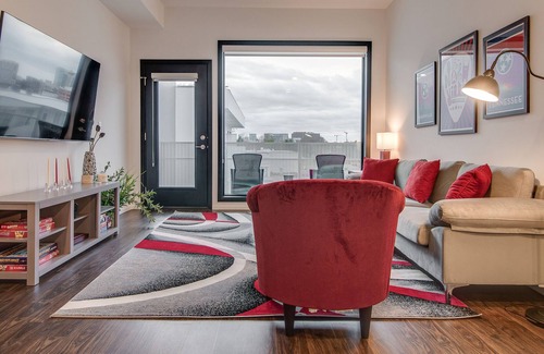 Edgehill Condo | Gulch View paradise near everything with pool-view balcony & gym - dog-friendly