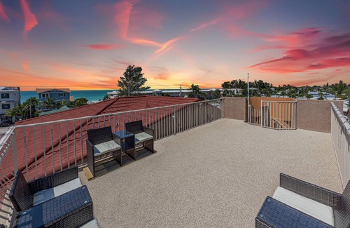 Bradenton Beach House | Gulf & Bay Views-Exclusive LUXURY-Steps to the Beach-Pool/Spa, Rooftop Deck!
