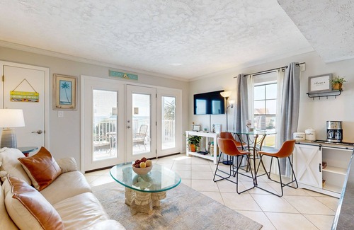 Fort Walton Beach - Destin Condo | Gulf & beach-view top-floor corner condo with balcony, outdoor pool