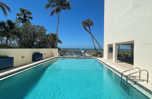 Longboat Key Condo | Gulf front 2-bedroom condo with private beach central Longboat Key